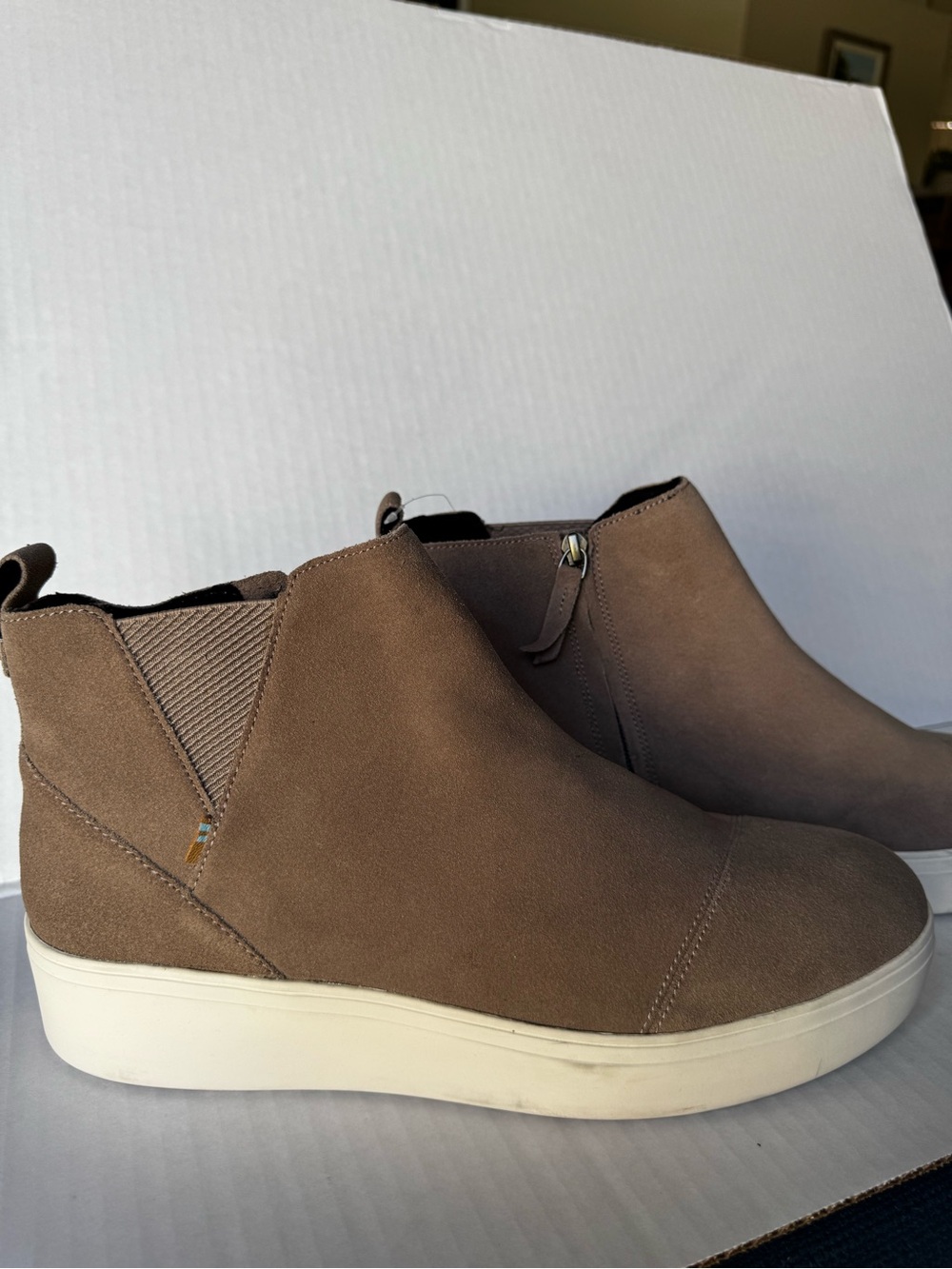 Woman’s NWT TOMS Jamie Taupe Grey Suede Platform Sneaker Booties Size 12 Comfy